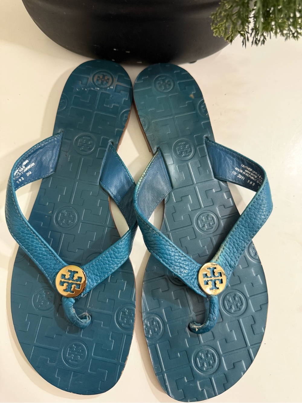 Tory Burch sandals size 9 Teal Leather Logo Thong Flip